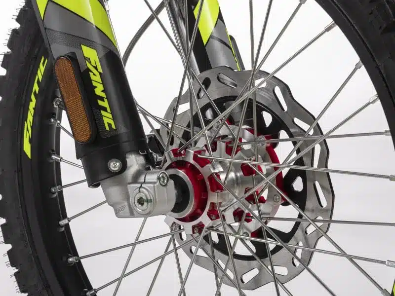 Fantic XE 50 Competition 2025 Vorderrad mit Scheibenbremse und Gabel im Detail