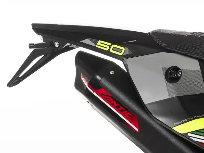 Heckdetail mit Auspuff, Sitzbank und 50er-Aufschrift der Fantic XE 50 Competition 2025