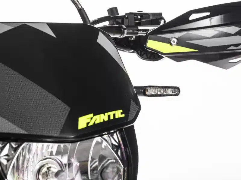 Fantic XE 50 Competition 2025 Front mit Scheinwerfer und Handprotektor