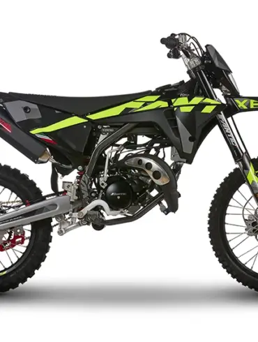 Fantic XE 50 Performance Enduro-Motorrad in Seitenansicht auf weißem Hintergrund