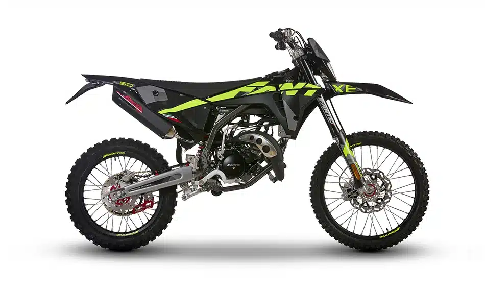 Fantic XE 50 Performance Enduro-Motorrad in Seitenansicht auf weißem Hintergrund