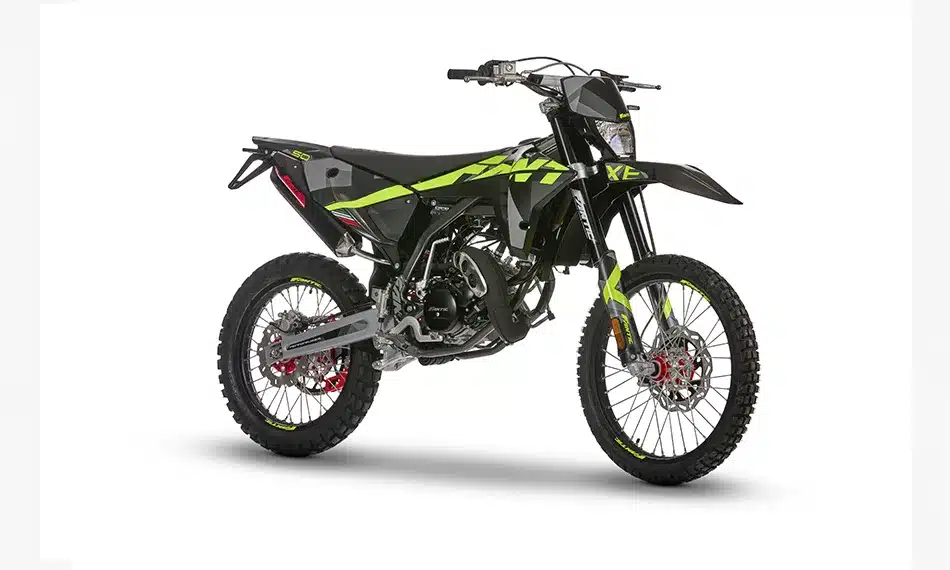Fantic XE 50 Performance Enduro-Motorrad, Seitenansicht auf weißem Hintergrund