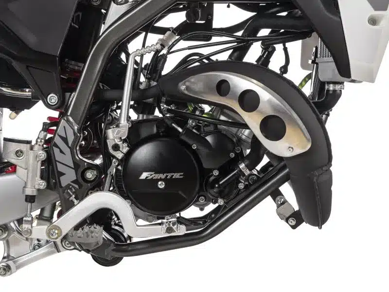 Detailansicht vom Motor und Rahmen der Fantic XE 50 Performance Enduro