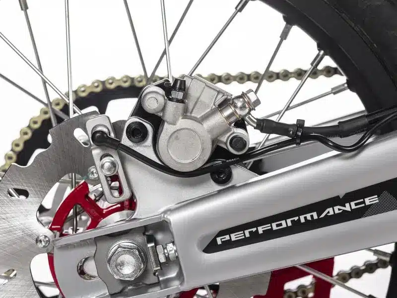 Nahaufnahme der hinteren Scheibenbremse mit Bremssattel und Schwinge der Fantic XE 50 Performance.
