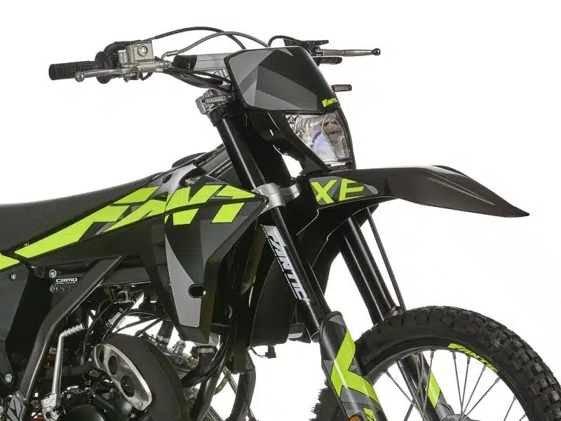 Fantic XE 50 Performance Enduro-Motorrad, Detailaufnahme von vorne und der Seite mit markanten gelben Schriftzügen