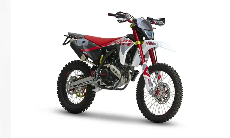 Fantic XEF 125 Competition 2025 in Weiß/Rot, Sportenduro mit LED-Scheinwerfer und grobstolligen Reifen