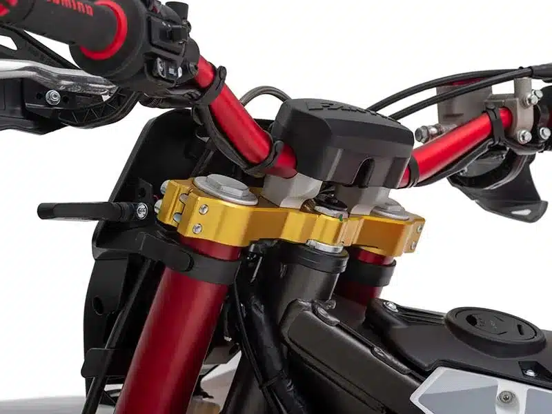 Lenker, Gabelbrücke und Frontbereich der Fantic XEF 125 Competition, Enduro-Motorrad 2025