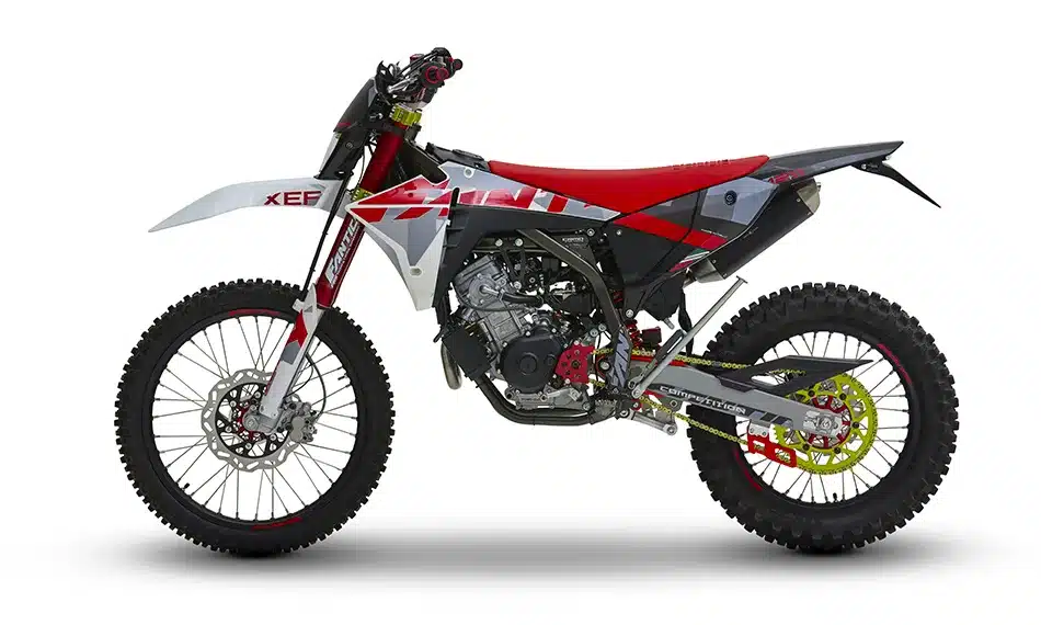 Fantic XEF 125 Competition 2025 moderne Enduro in Seitenansicht mit neuer Front und markanter Farbgebung.