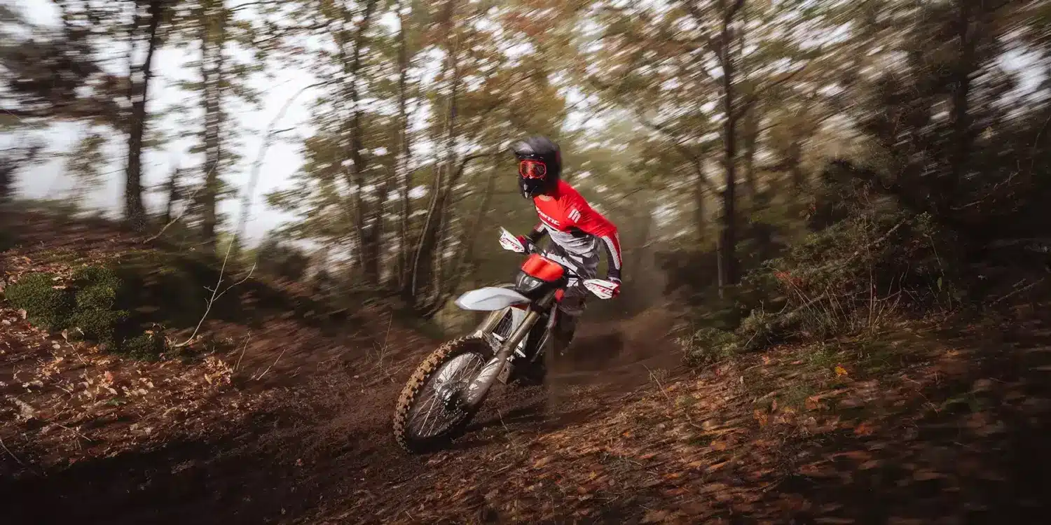 Enduro-Fahrer auf der neuen Fantic XEF 250 (2026) fährt dynamisch durch einen herbstlichen Waldweg