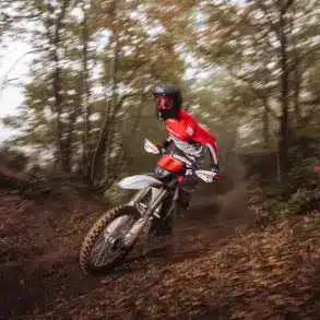 Enduro-Fahrer auf der neuen Fantic XEF 250 (2026) fährt dynamisch durch einen herbstlichen Waldweg