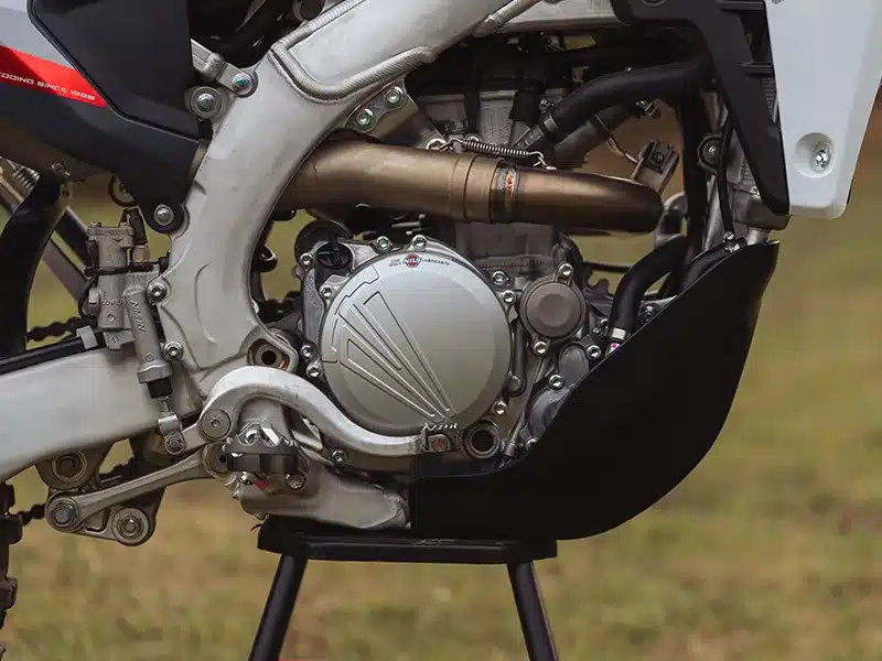 Nahaufnahme vom Aluminiumrahmen und Viertaktmotor der Fantic XEF 250 Enduro 2026.