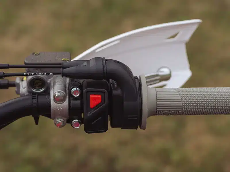 Detailaufnahme des neuen Multifunktionsschalters am Lenker der Fantic XEF 250 (2026) Enduro-Motorrad mit Gasgriff und Handprotektor.
