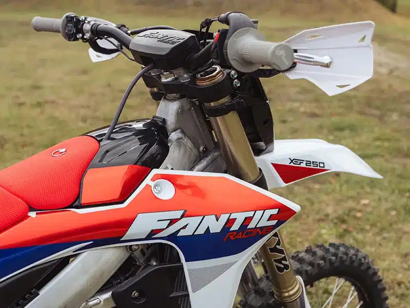 Detailaufnahme der Fantic XEF 250 (2026) mit sichtbarem Aluminiumrahmen, Lenker und Verkleidung