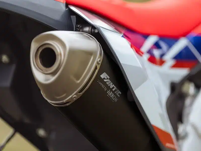 Auspuffanlage der Fantic XEF 250 Enduro-Modelljahr 2026 im Nahaufnahme