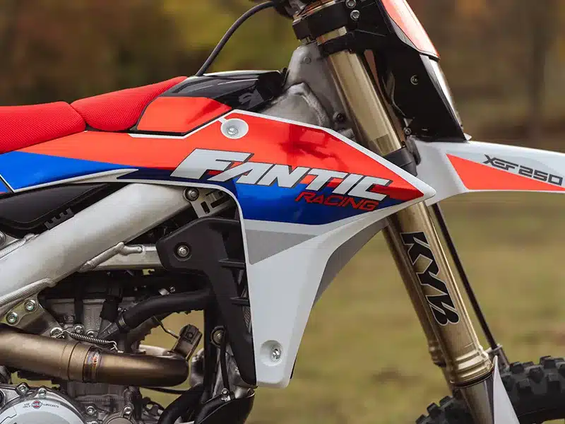 Fantic XEF 250 (2026) Aluminiumrahmen und vordere Federung im Detail