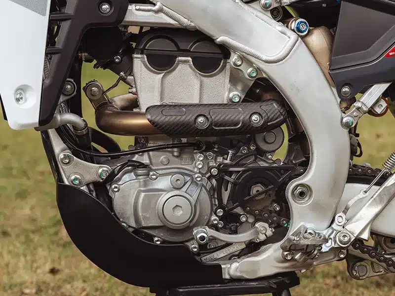Nahaufnahme des Motors und Aluminiumrahmens der Fantic XEF 310 Enduro 2026