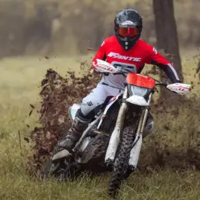 Ein Fahrer bewegt die Fantic XEF 450 durch schlammiges Gelände, spritzt Erde auf und demonstriert die Offroad-Fähigkeiten des Motorrads.
