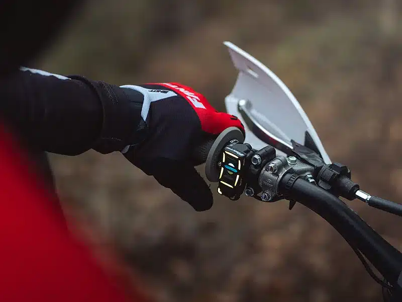 Hand mit Handschuh am Lenker der Fantic XEF 450 mit Bedienelementen im Einsatz