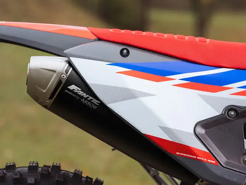 Nahaufnahme des Auspuffs und Rahmens der Fantic XEF 450 Enduro