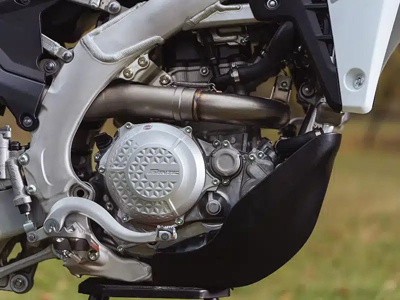 Nahaufnahme des Motors und Aluminiumrahmens der Fantic XEF 450 Enduro 2026