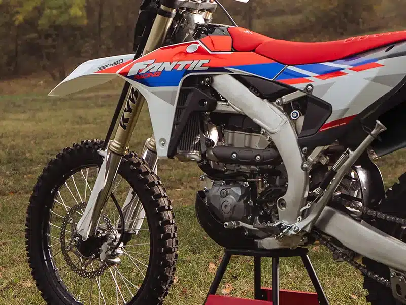 Fantic XEF 450 Enduro, Detailansicht von Motor und Fahrwerk, Modelljahr 2026