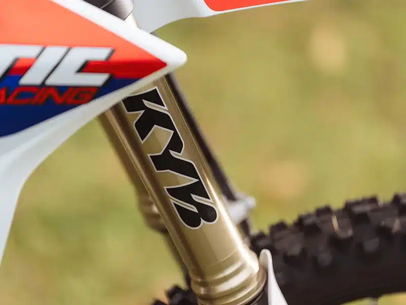 Nahaufnahme der KYB-Gabel an einer Fantic XEF 450 Enduro
