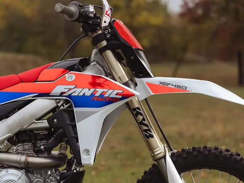 Fantic XEF 450 Enduro-Motorrad Modelljahr 2026 Seitenansicht, Fokus auf Verkleidung, Federung und Logo