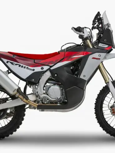 Fantic XEF Rally 2025 Motorrad in Seitenansicht mit Rally-Ausstattung und großem Tank.