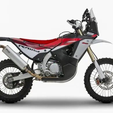 Fantic XEF Rally 2025 Motorrad in Seitenansicht mit Rally-Ausstattung und großem Tank.