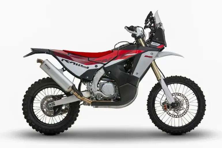 Fantic XEF Rally 2025 Motorrad in Seitenansicht mit Rally-Ausstattung und großem Tank.