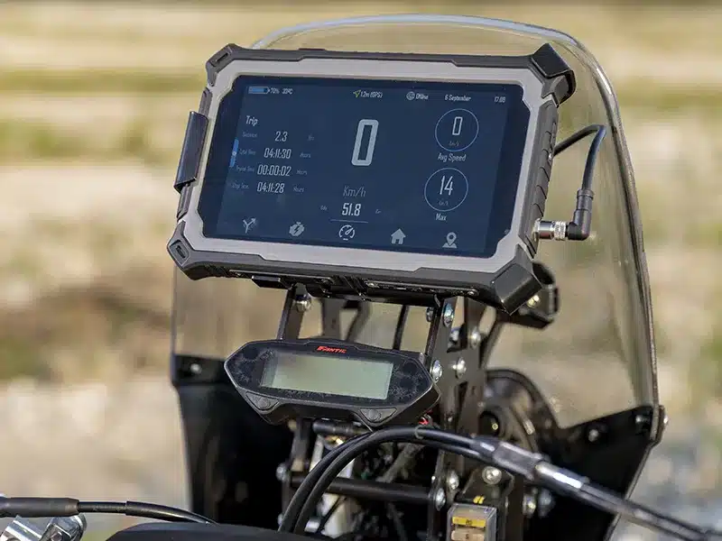 7-Zoll-RallyScreen im Cockpit der Fantic XEF Rally 2025, zeigt Navigations- und Fahrdaten