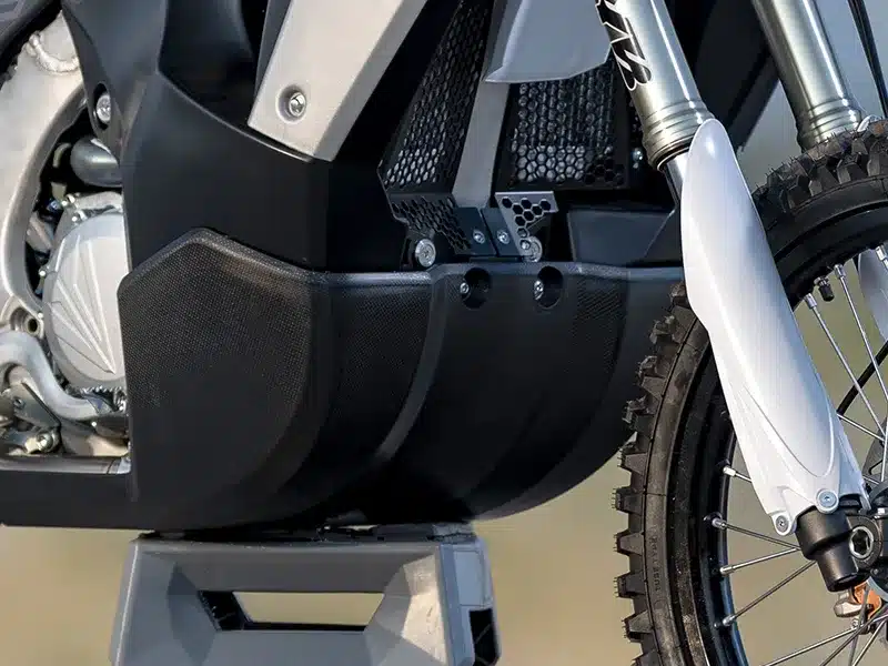 Nahaufnahme des Motorschutzes an der Fantic XEF Rally 2025 mit Gabel und Vorderreifen.