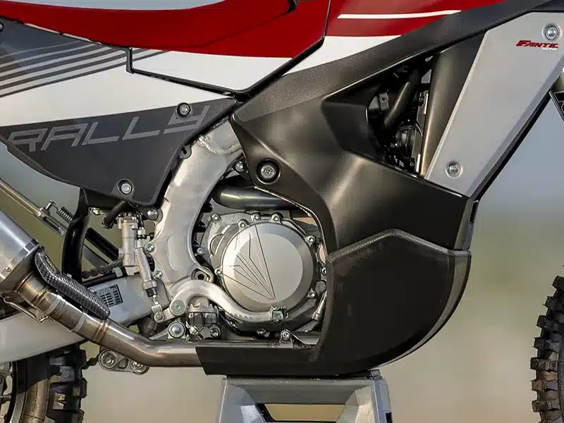 Nahaufnahme des Motors und Rahmens der Fantic XEF Rally 2025 mit sichtbarem Motorschutz