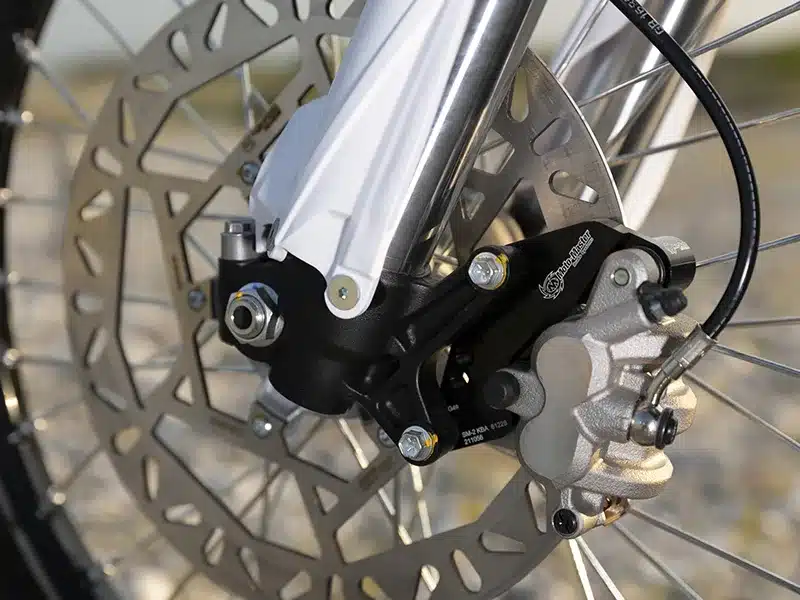 Nahaufnahme der Vorderrad-Bremsscheibe mit Bremssattel einer Fantic XEF Rally 2025