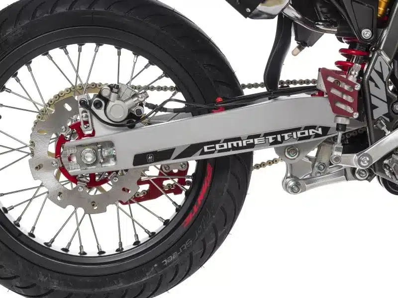 Hinterrad, Schwinge und Federbein der Fantic XM 50 Competition im Detail
