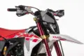 Frontansicht der Fantic XMF 125 Competition mit markantem LED-Scheinwerfer, rotem Fahrwerk und Motard-Design.