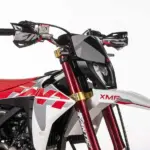 Frontansicht der Fantic XMF 125 Competition mit markantem LED-Scheinwerfer, rotem Fahrwerk und Motard-Design.