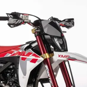 Frontansicht der Fantic XMF 125 Competition mit markantem LED-Scheinwerfer, rotem Fahrwerk und Motard-Design.
