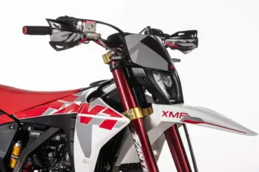 Frontansicht der Fantic XMF 125 Competition mit markantem LED-Scheinwerfer, rotem Fahrwerk und Motard-Design.
