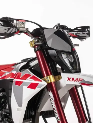 Frontansicht der Fantic XMF 125 Competition mit markantem LED-Scheinwerfer, rotem Fahrwerk und Motard-Design.