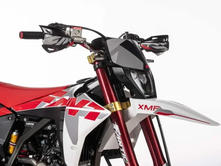 Frontansicht der Fantic XMF 125 Competition mit markantem LED-Scheinwerfer, rotem Fahrwerk und Motard-Design.