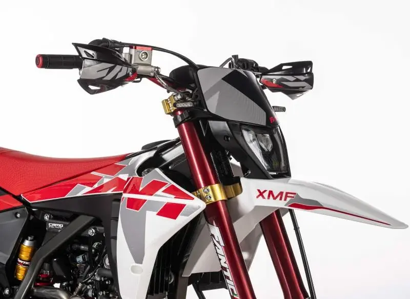 Frontansicht der Fantic XMF 125 Competition mit markantem LED-Scheinwerfer, rotem Fahrwerk und Motard-Design.