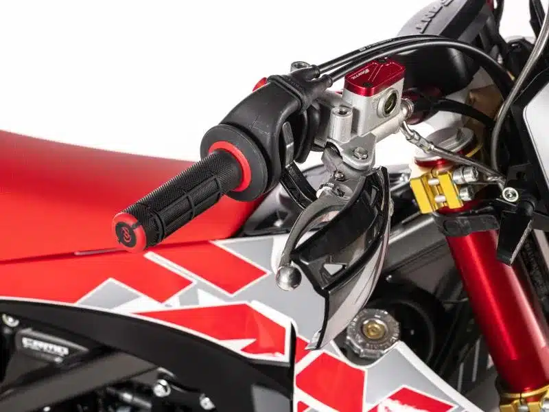 Nahaufnahme des linken Lenkers mit Griff, Kupplungshebel und grafischen Elementen der Fantic XMF 125 Competition