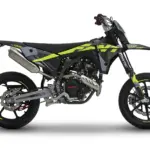 Fantic XMF 125 Performance Supermoto in Schwarz-Gelb in seitlicher Ansicht auf weißem Hintergrund