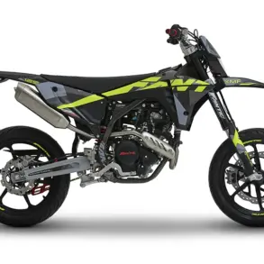 Fantic XMF 125 Performance Supermoto in Schwarz-Gelb in seitlicher Ansicht auf weißem Hintergrund