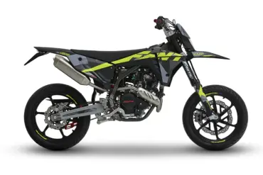 Fantic XMF 125 Performance Supermoto in Schwarz-Gelb in seitlicher Ansicht auf weißem Hintergrund