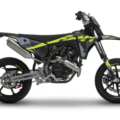 Fantic XMF 125 Performance Supermoto in Schwarz-Gelb in seitlicher Ansicht auf weißem Hintergrund
