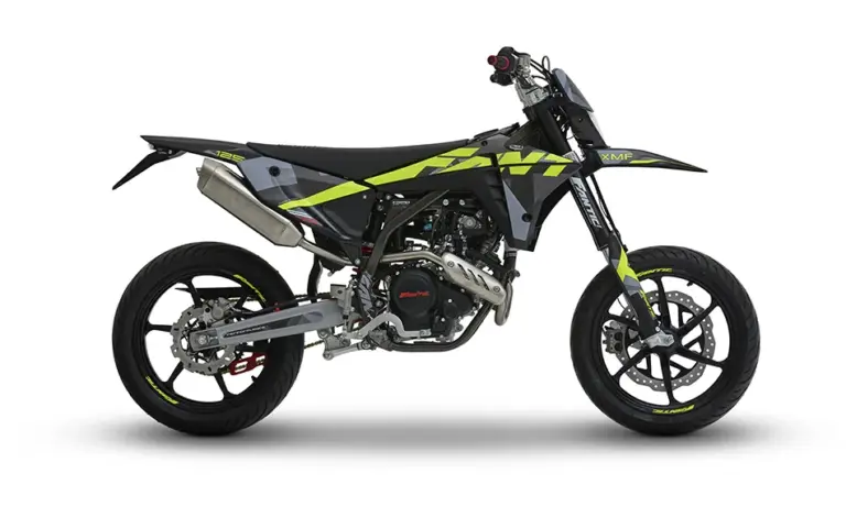 Fantic XMF 125 Performance Supermoto in Schwarz-Gelb in seitlicher Ansicht auf weißem Hintergrund