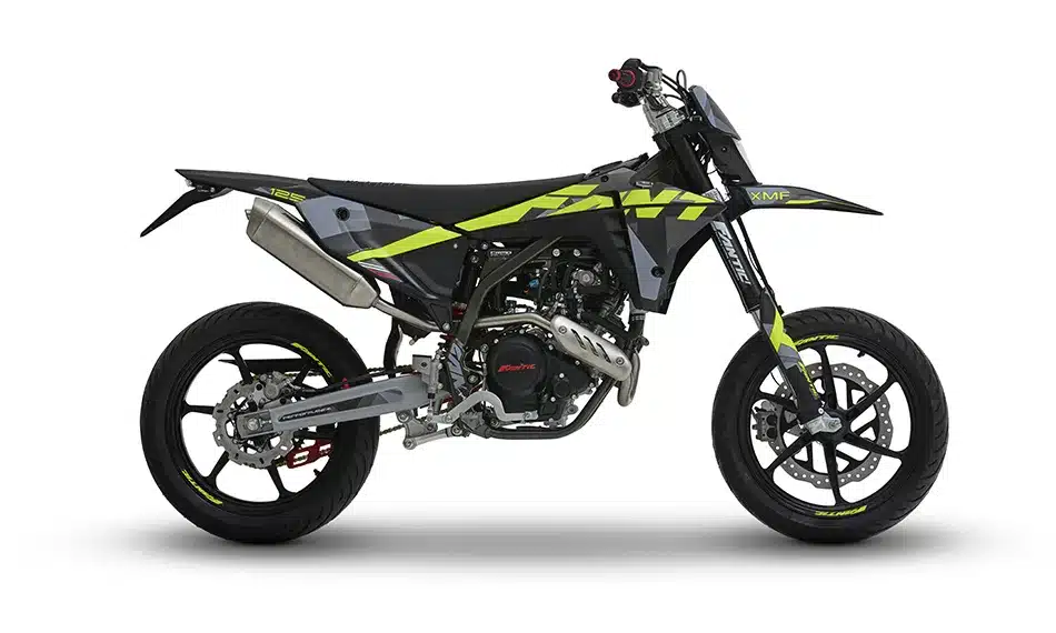 Fantic XMF 125 Performance Supermoto in Schwarz-Gelb in seitlicher Ansicht auf weißem Hintergrund