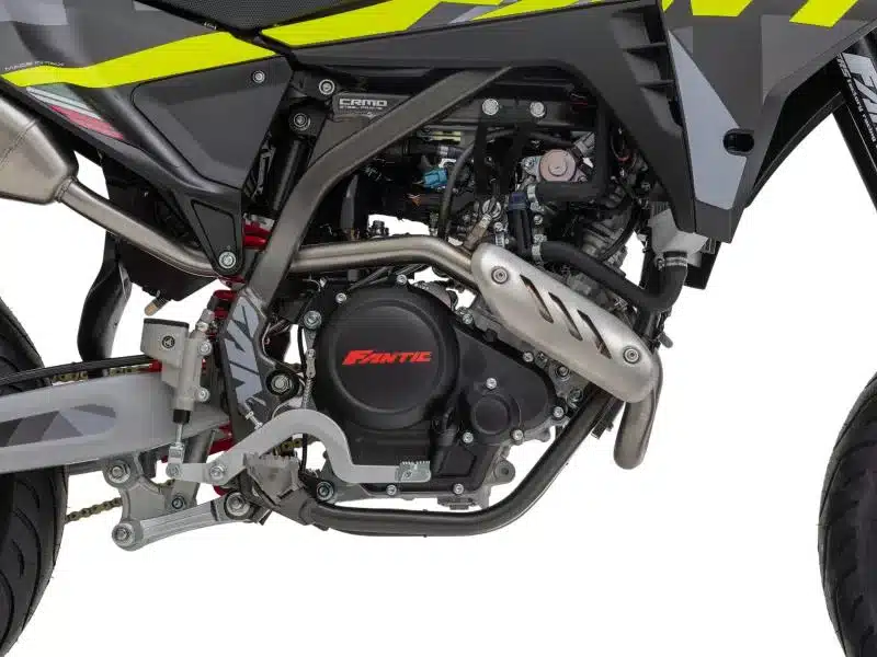 Motor und Fahrwerk der Fantic XMF 125 Performance aus der Nähe